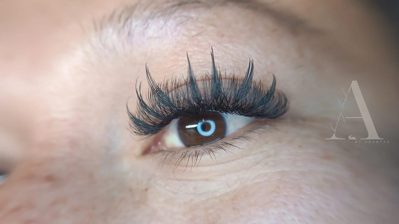 Set de efecto anime hecho en Bunny Lash, picos marcados